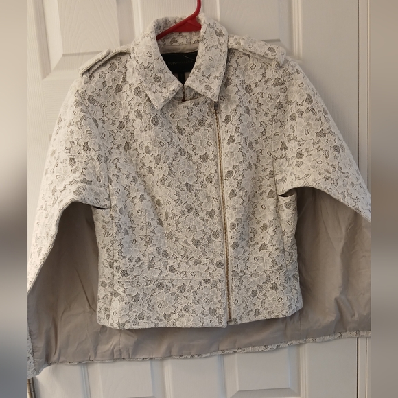 BCBG MaxAzria Jameson Lace Capelet | Gray/White | Size M - Picture 1 of 10